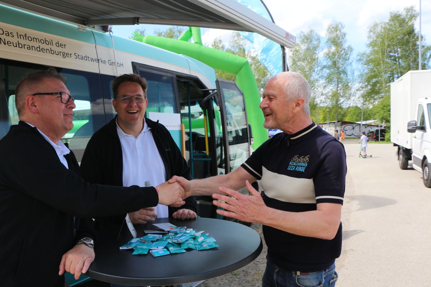 Detlef Koepke (r.) bei der Mecklenburger Seen Runde 2023 am neu.sw Infomobil im Neubrandenburger Kulturpark. Fotos: neu.sw