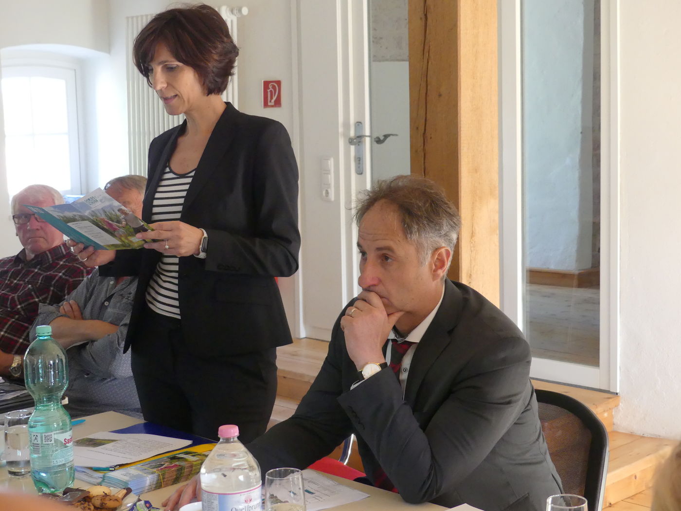 neu.sw Prokuristin Anja Hünemörder und Olf Häusler, Geschäftsführer der neu.sw Tochtergesellschaft neu-medianet informierten über den Breitbandausbau im östlichen Umland von Neubrandenburg. Foto: neu.sw