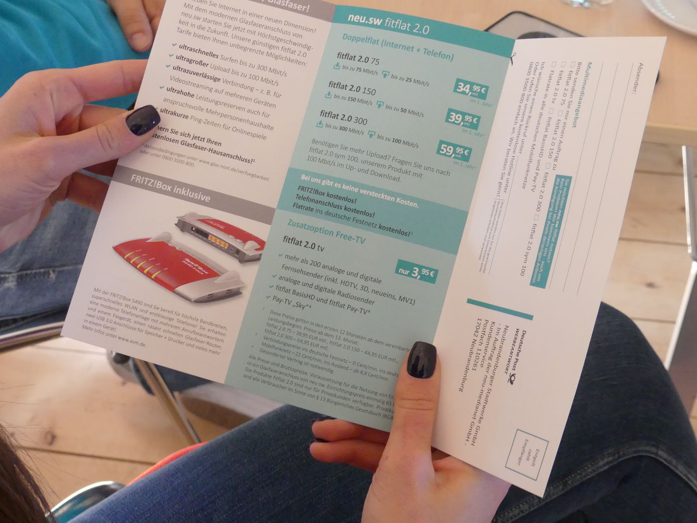 Ein Flyer informiert über die Produkte von neu.sw. Foto: neu.sw